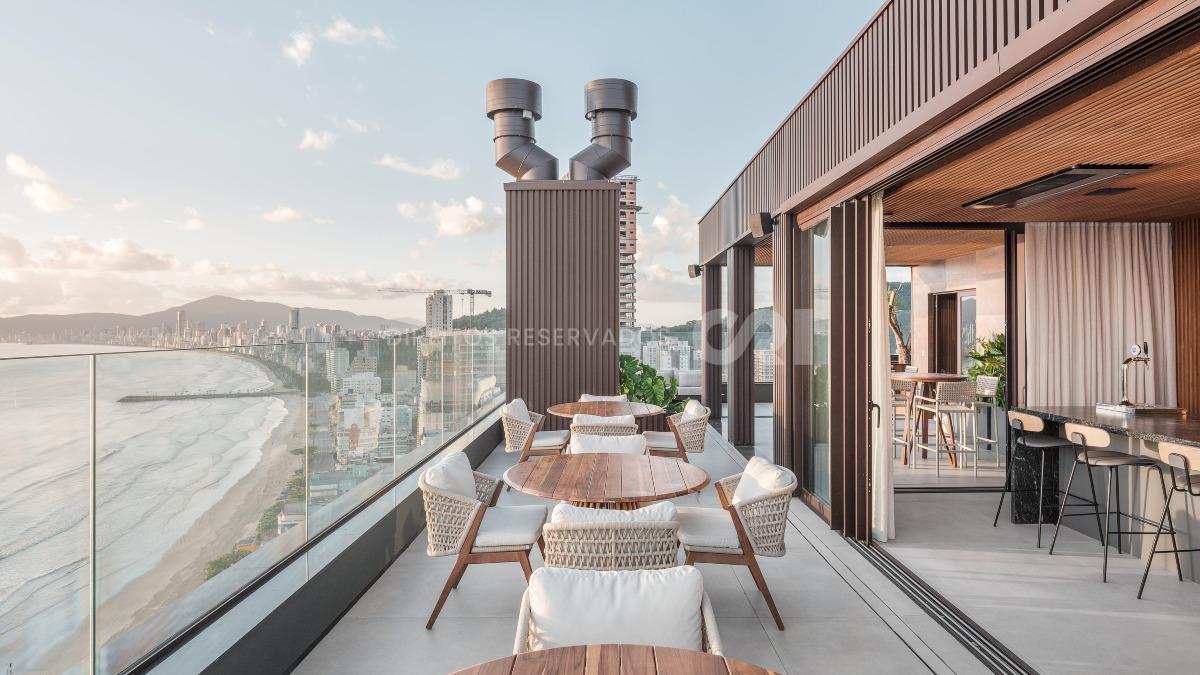 143 Mayfair by Leo Maia