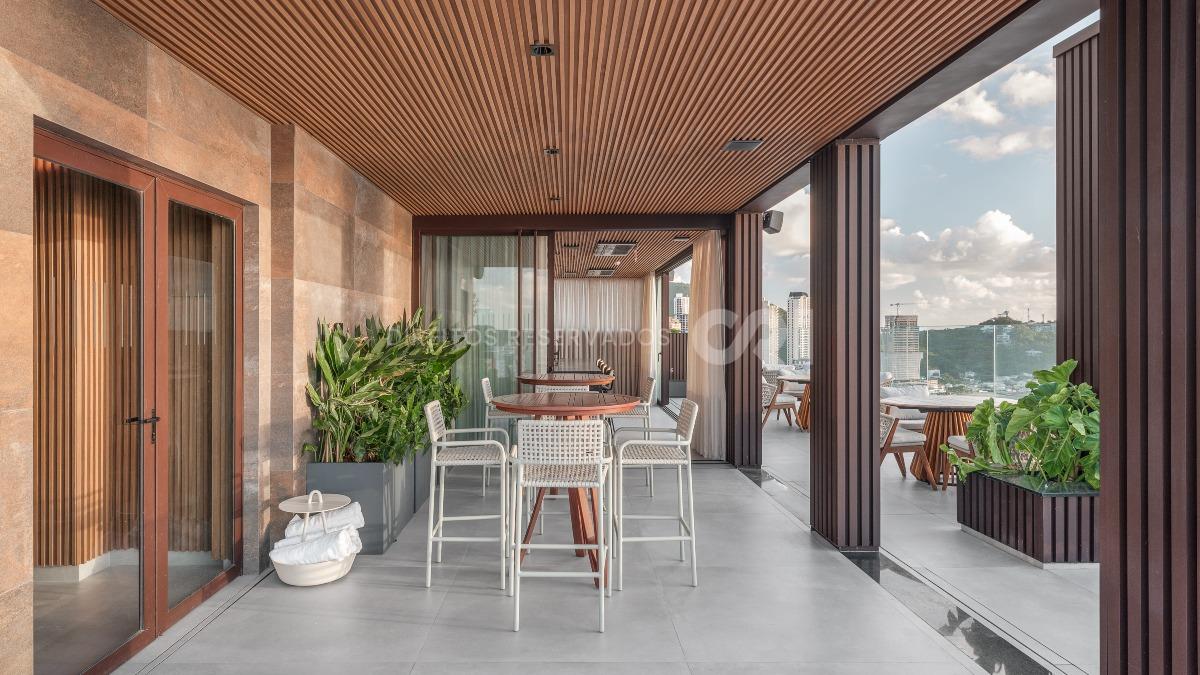 143 Mayfair by Leo Maia