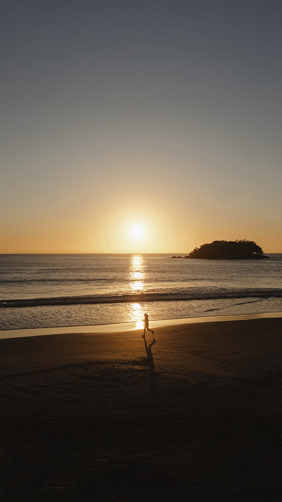 Praia ao pôr do sol no litoral catarinense