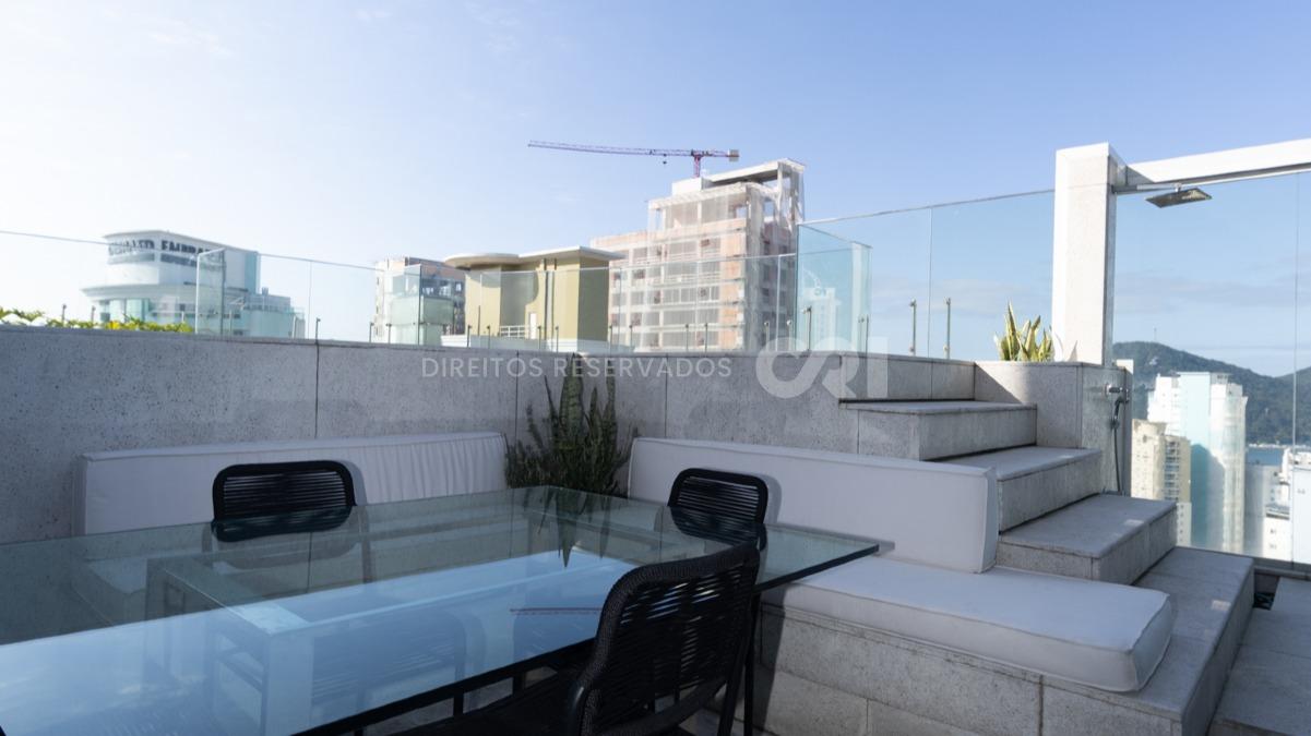 Amplo apartamente à venda com 4 suítes e 4 vagas de garagem no Villa Di Mare no centro de Balneário Camboriú