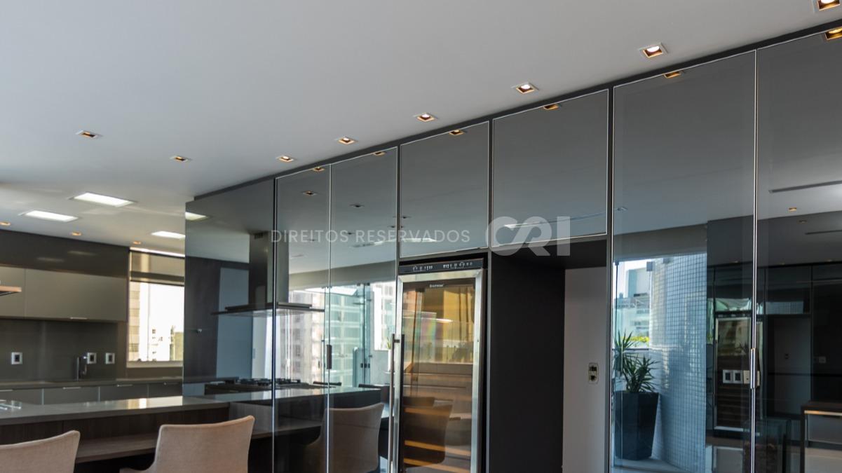 Amplo apartamente à venda com 4 suítes e 4 vagas de garagem no Villa Di Mare no centro de Balneário Camboriú