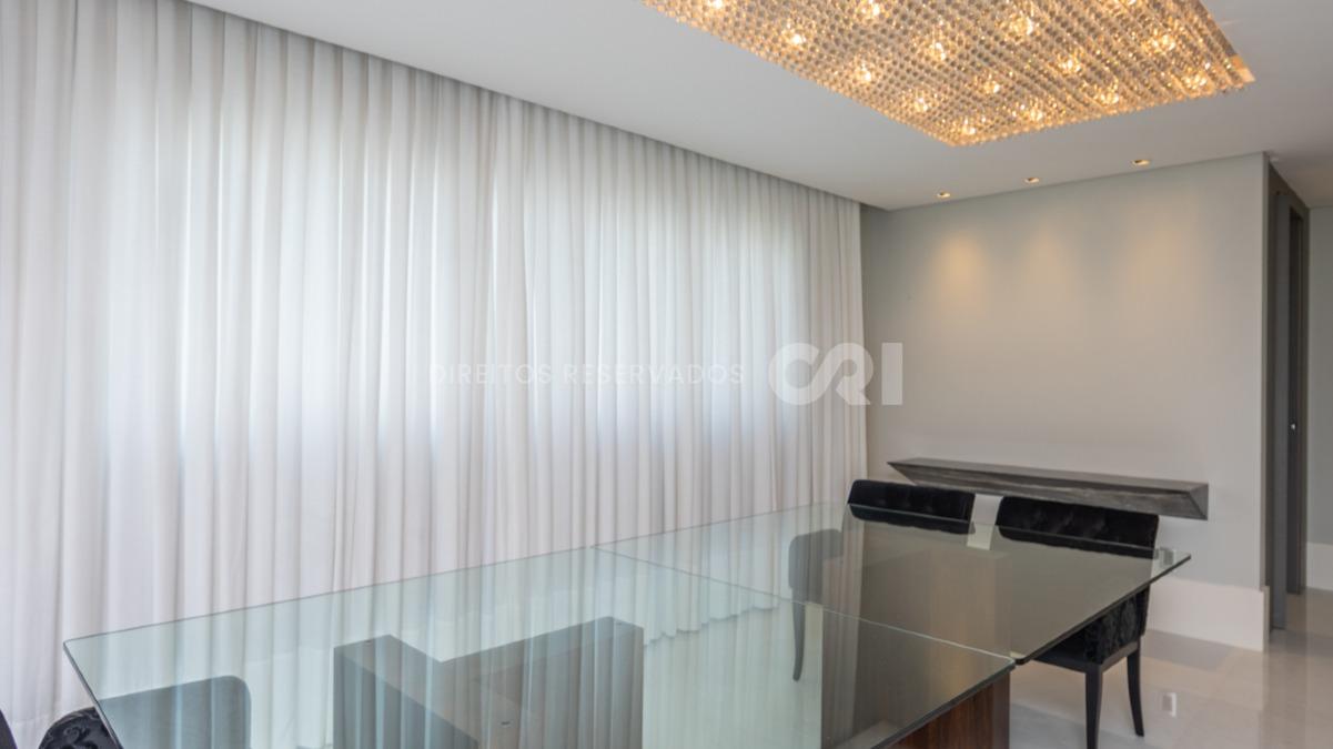 Amplo apartamente à venda com 4 suítes e 4 vagas de garagem no Villa Di Mare no centro de Balneário Camboriú