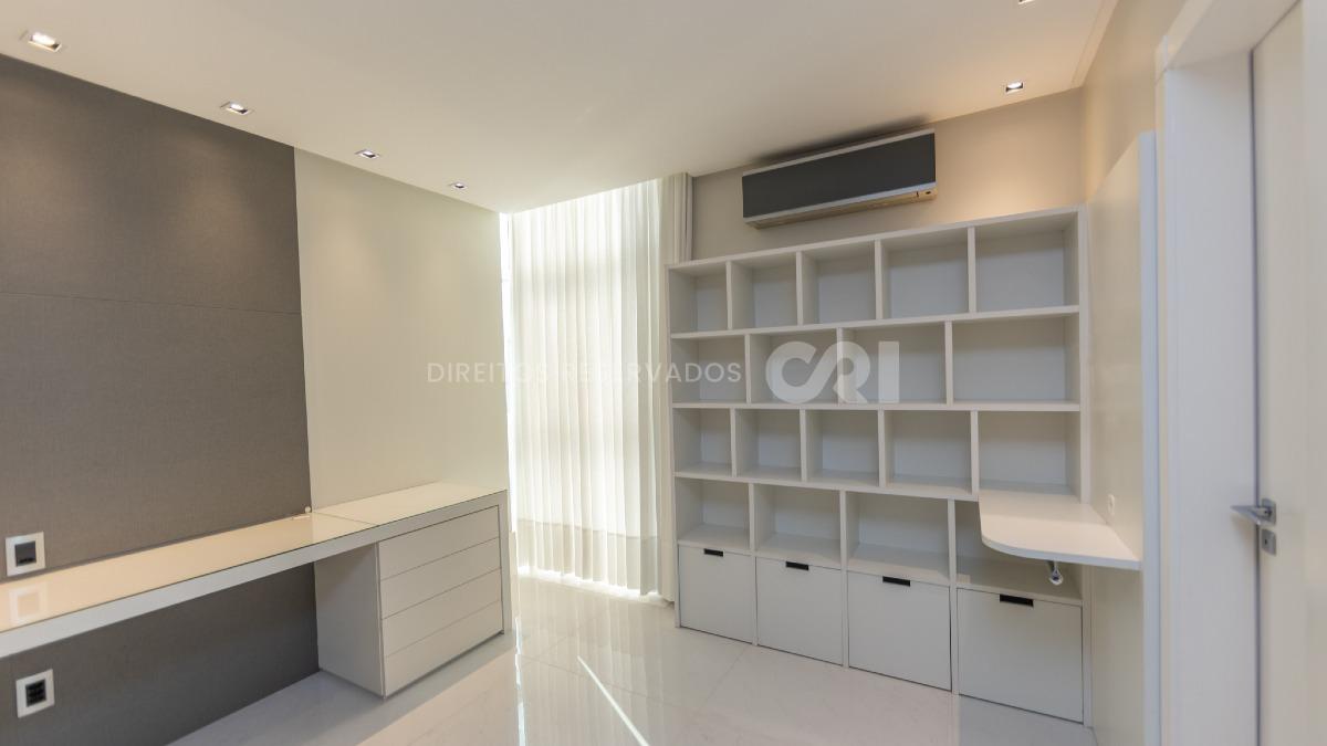 Amplo apartamente à venda com 4 suítes e 4 vagas de garagem no Villa Di Mare no centro de Balneário Camboriú