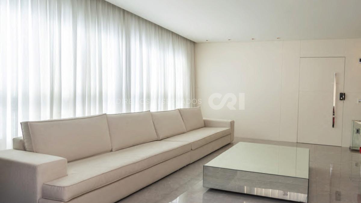 Amplo apartamente à venda com 4 suítes e 4 vagas de garagem no Villa Di Mare no centro de Balneário Camboriú