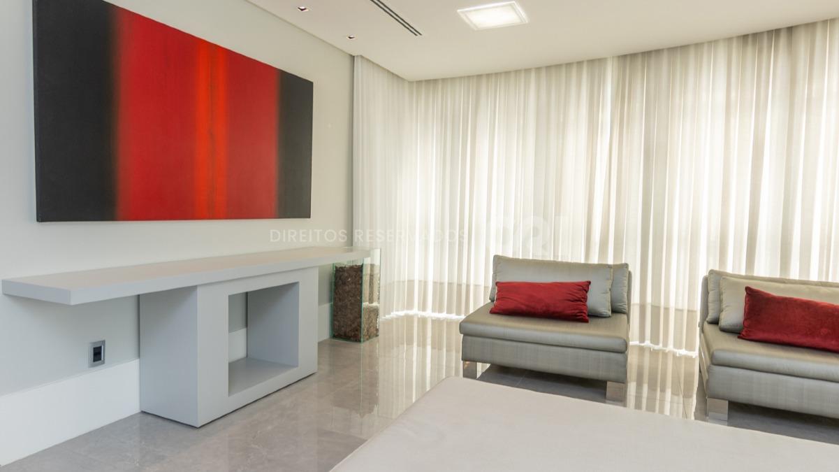 Amplo apartamente à venda com 4 suítes e 4 vagas de garagem no Villa Di Mare no centro de Balneário Camboriú