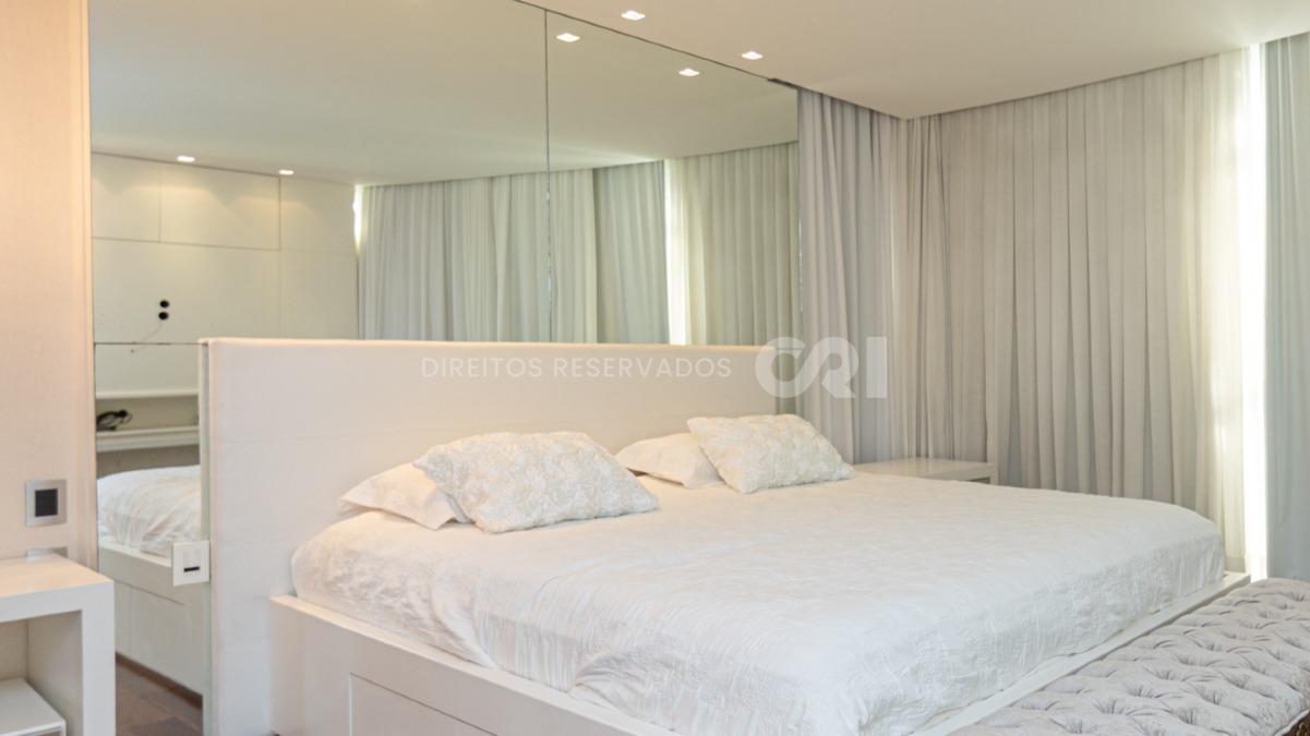 Amplo apartamente à venda com 4 suítes e 4 vagas de garagem no Villa Di Mare no centro de Balneário Camboriú