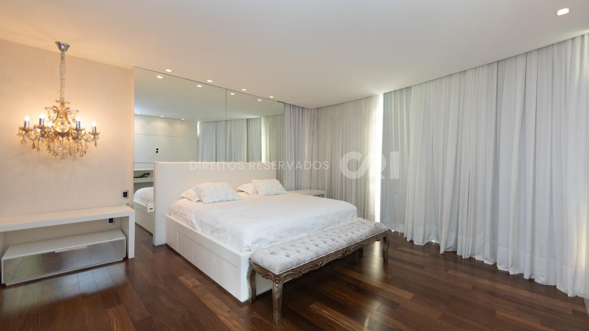 Amplo apartamente à venda com 4 suítes e 4 vagas de garagem no Villa Di Mare no centro de Balneário Camboriú