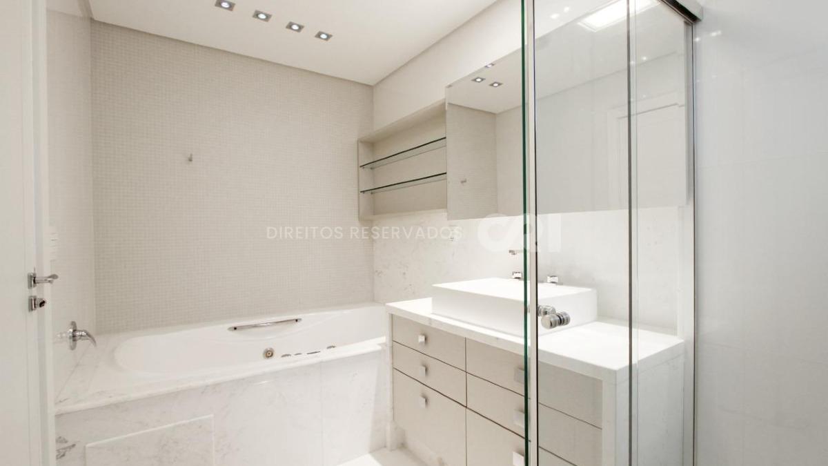 Apartamento mobiliado com 3 suítes no Edifício Alexandria no Centro em Balneário Camboriú