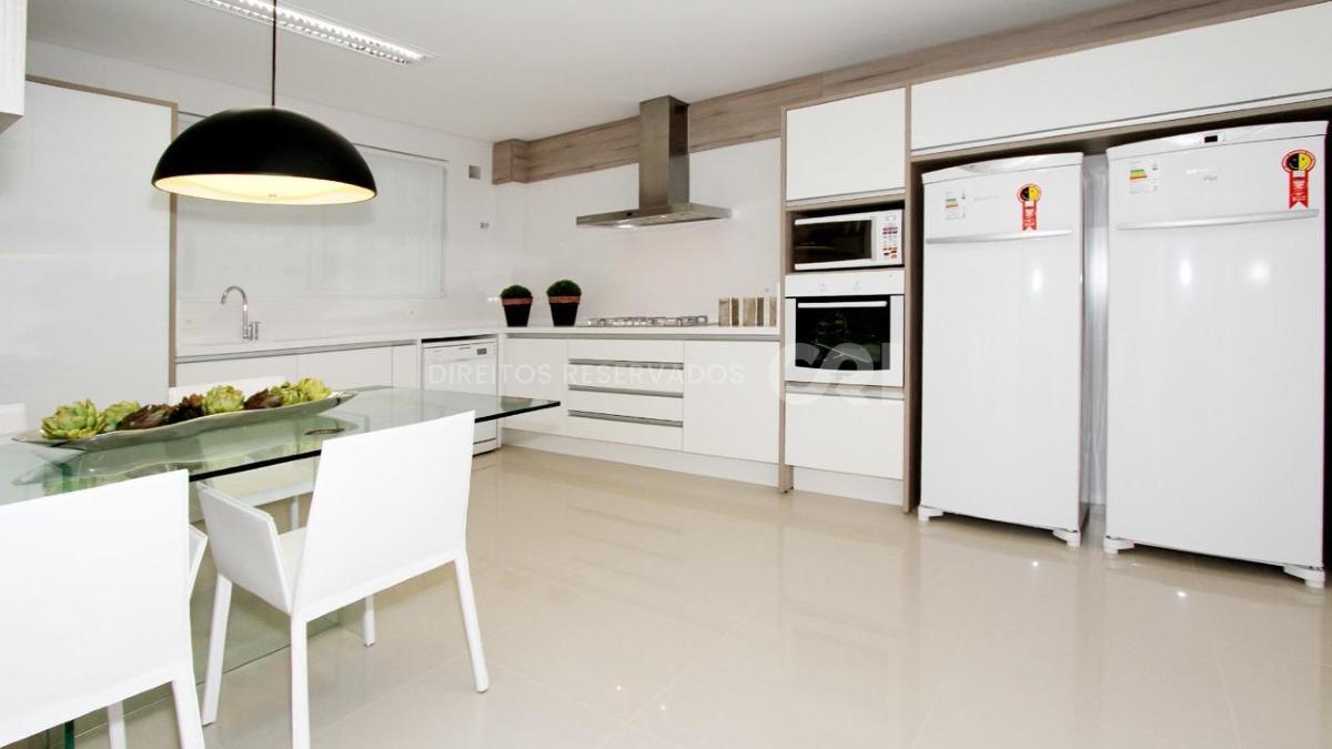 Apartamento mobiliado com 3 suítes no Edifício Alexandria no Centro em Balneário Camboriú