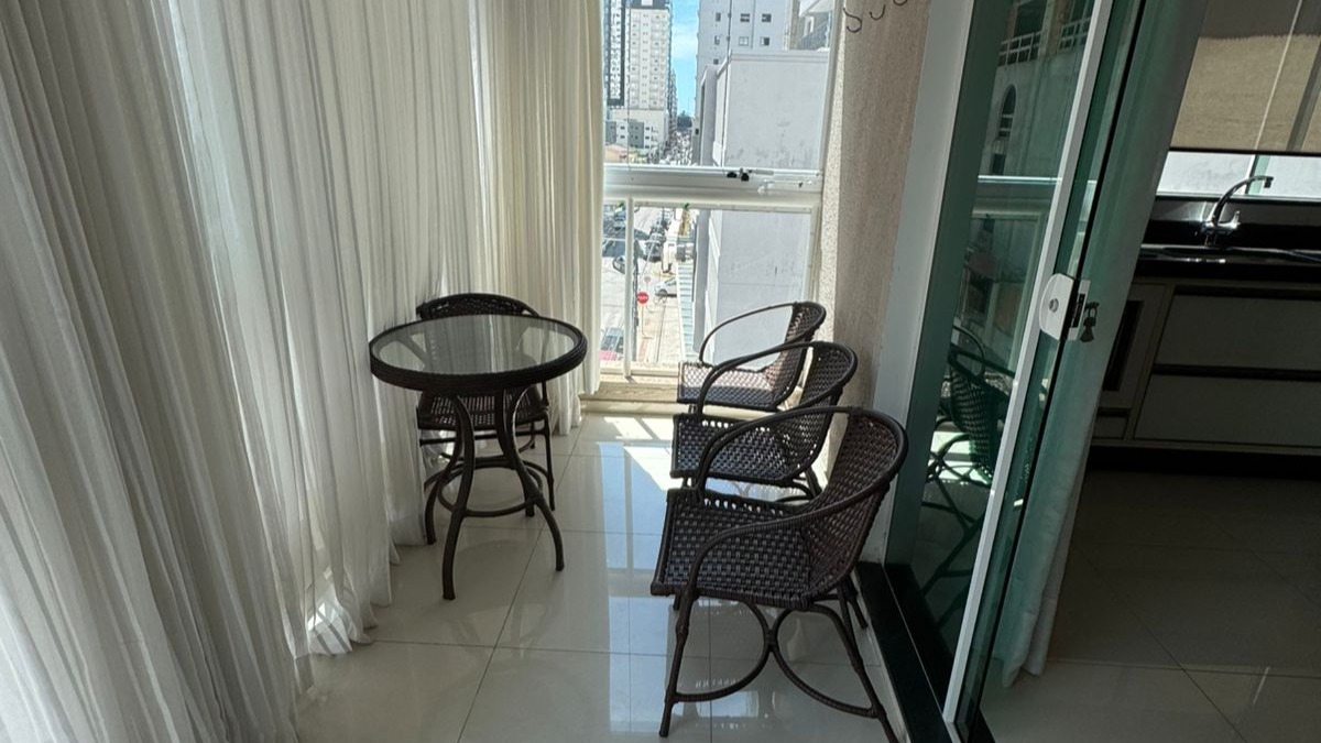 Apartamento mobiliado com 2 suítes no Alvorada Residence na Meia Praia em Itapema