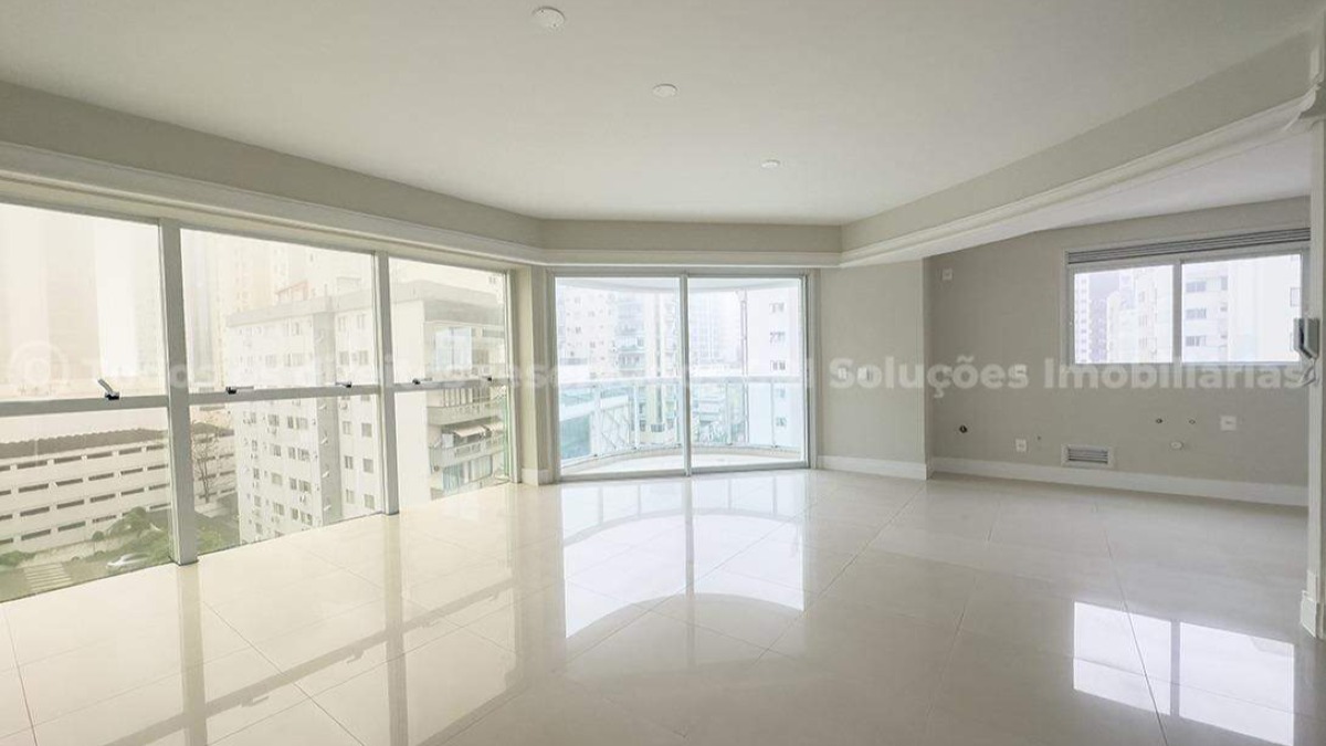Apartamento à venda com 3 suítes de garagem no Villa Florence no Centro de Balneário Camboriú