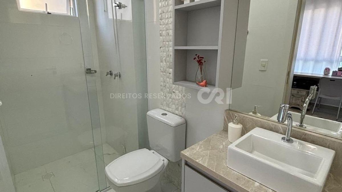 Apartamento com 3 suítes no Edifício Sky Tower na Meia Praia em Itapema