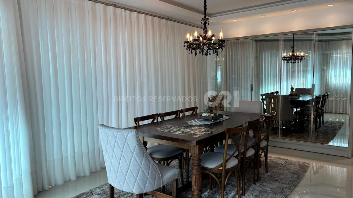 Apartamento com 3 suítes no Edifício Sky Tower na Meia Praia em Itapema