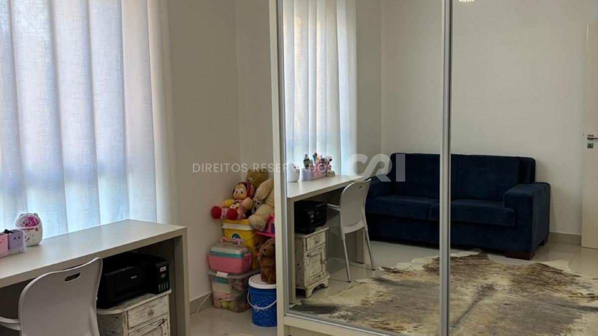 Apartamento com 3 suítes no Edifício Sky Tower na Meia Praia em Itapema