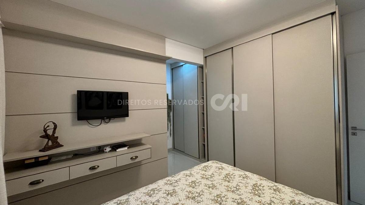 Apartamento com 3 suítes no Edifício Sky Tower na Meia Praia em Itapema