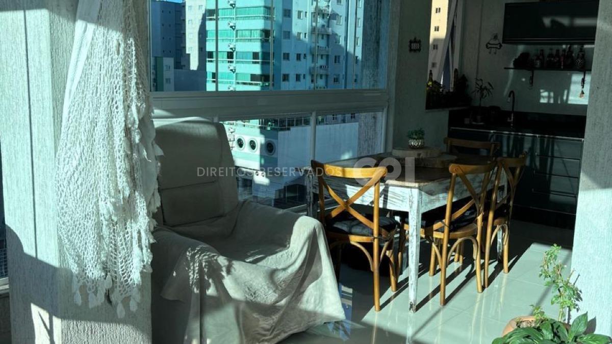 Apartamento com 3 suítes no Edifício Sky Tower na Meia Praia em Itapema