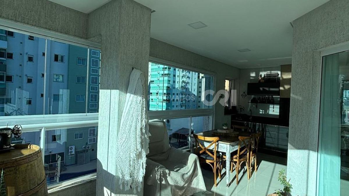 Apartamento com 3 suítes no Edifício Sky Tower na Meia Praia em Itapema