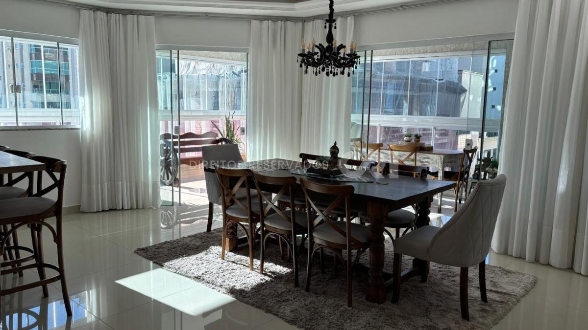 Apartamento com 3 suítes no Edifício Sky Tower na Meia Praia em Itapema