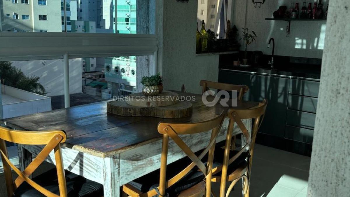 Apartamento com 3 suítes no Edifício Sky Tower na Meia Praia em Itapema