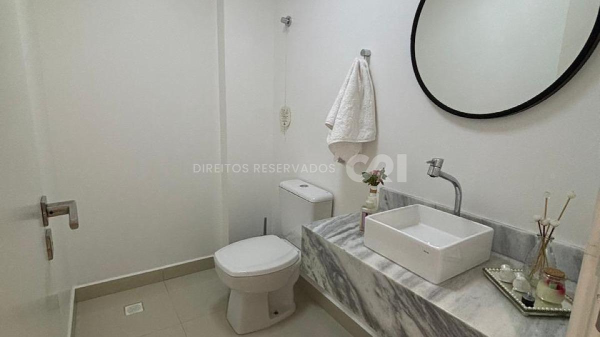 Apartamento com 3 suítes no Edifício Sky Tower na Meia Praia em Itapema