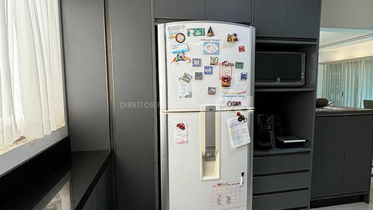 Apartamento com 3 suítes no Edifício Sky Tower na Meia Praia em Itapema