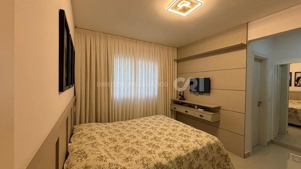 Apartamento com 3 suítes no Edifício Sky Tower na Meia Praia em Itapema