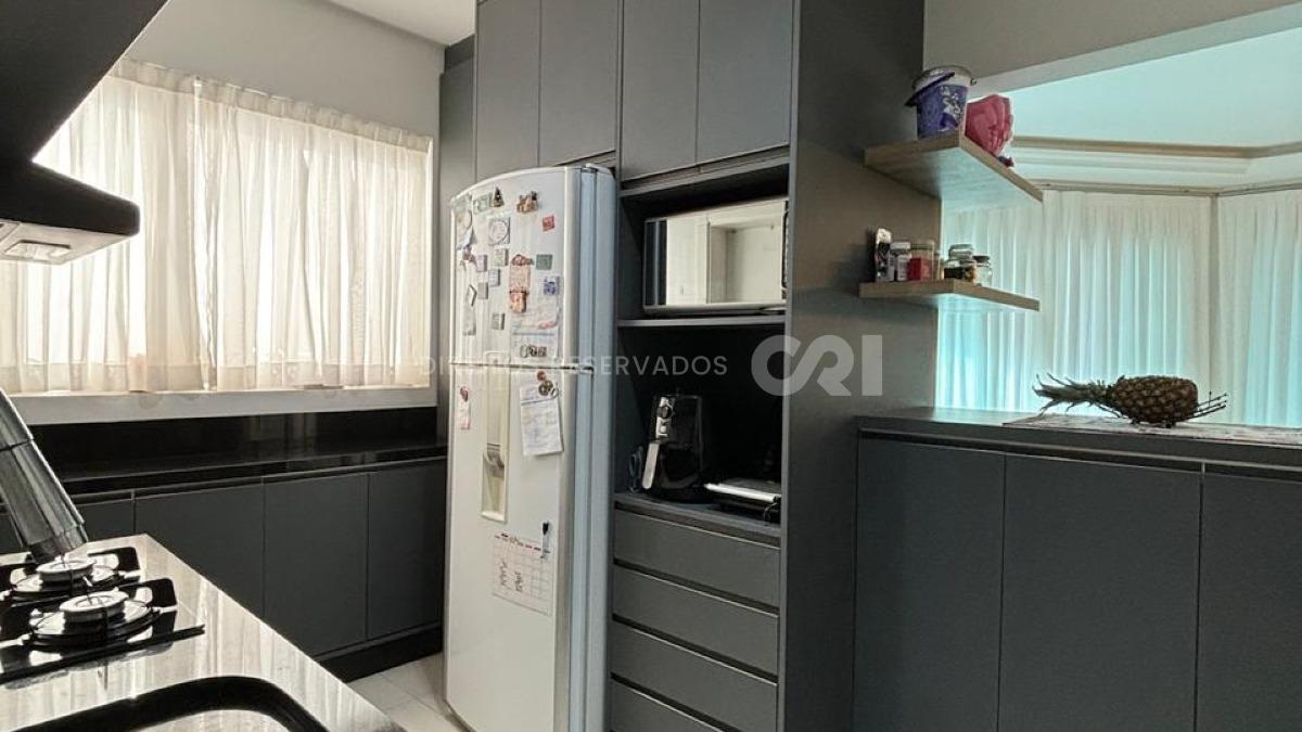 Apartamento com 3 suítes no Edifício Sky Tower na Meia Praia em Itapema