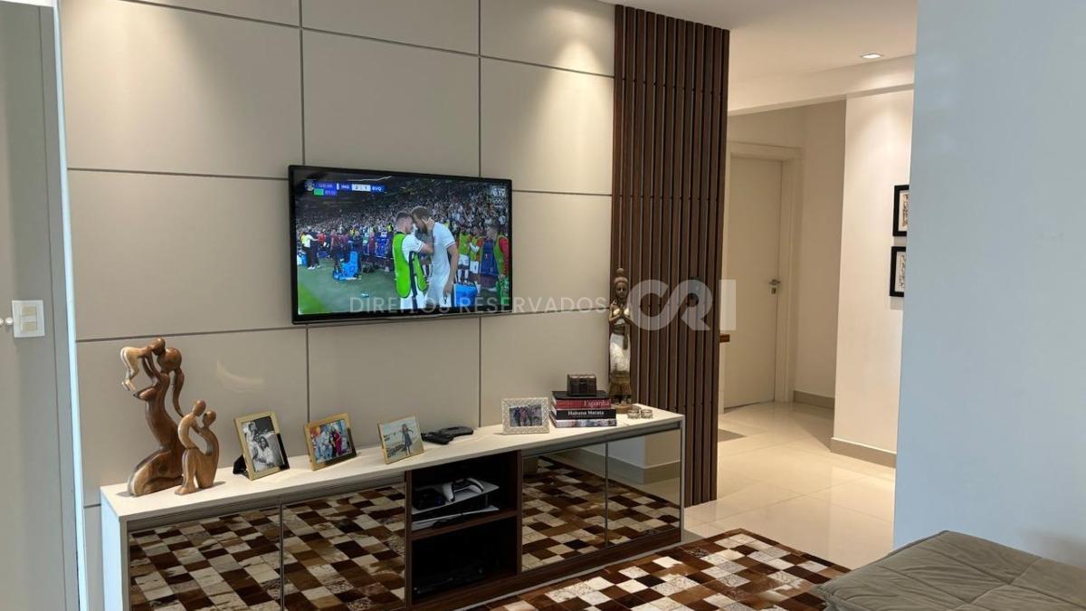 Apartamento com 3 suítes no Edifício Sky Tower na Meia Praia em Itapema