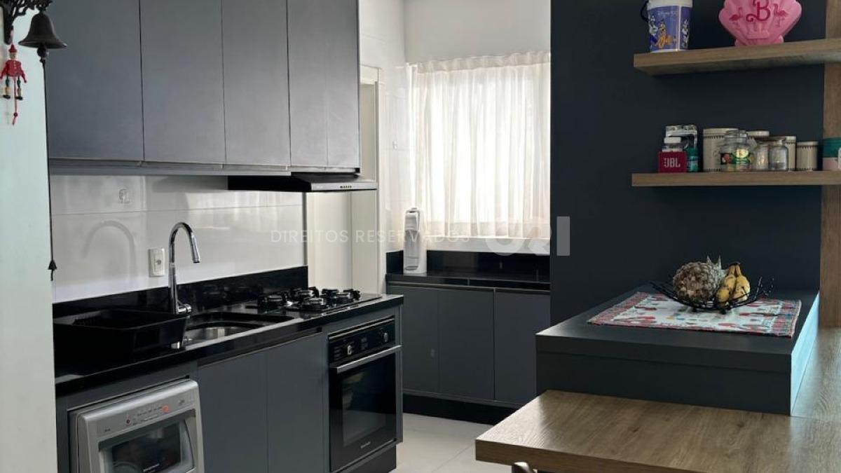 Apartamento com 3 suítes no Edifício Sky Tower na Meia Praia em Itapema