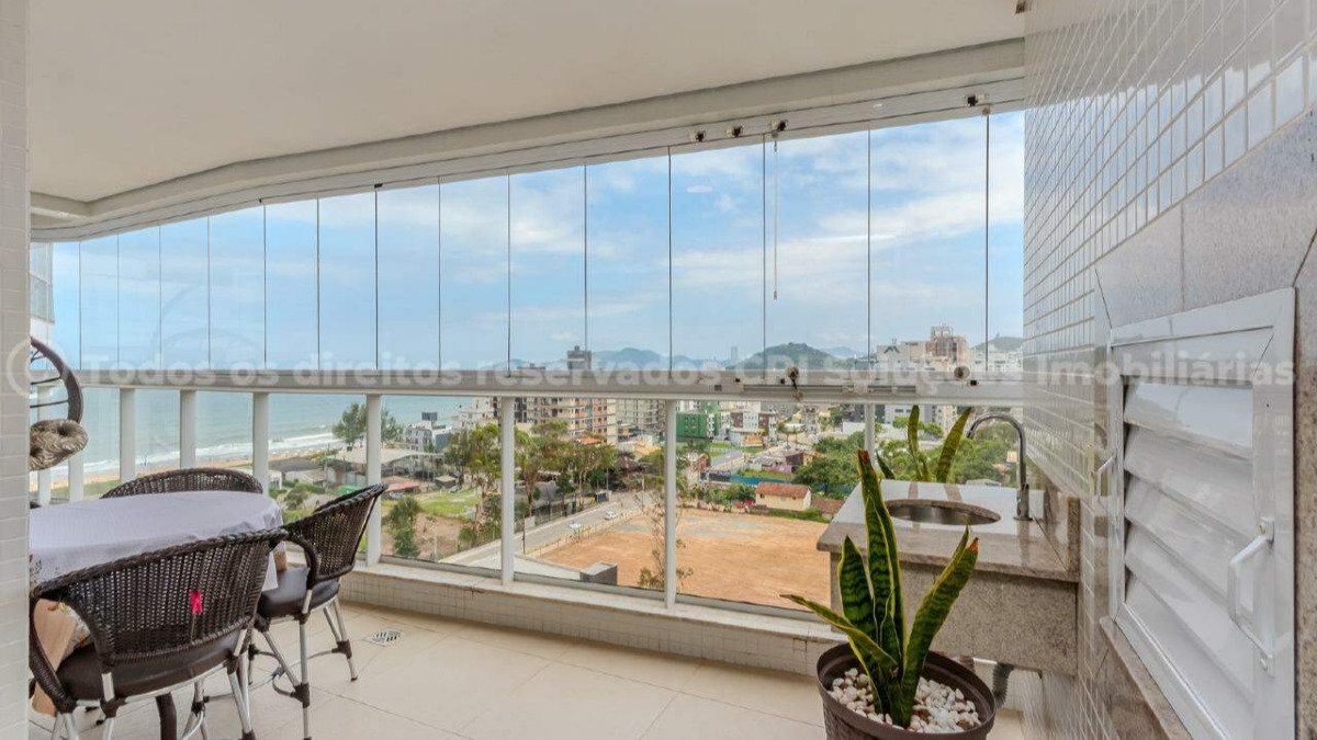 Apartamento com 3 quartos sendo 1 suíte no Amores da Brava Club House na Praia Brava de Itajaí