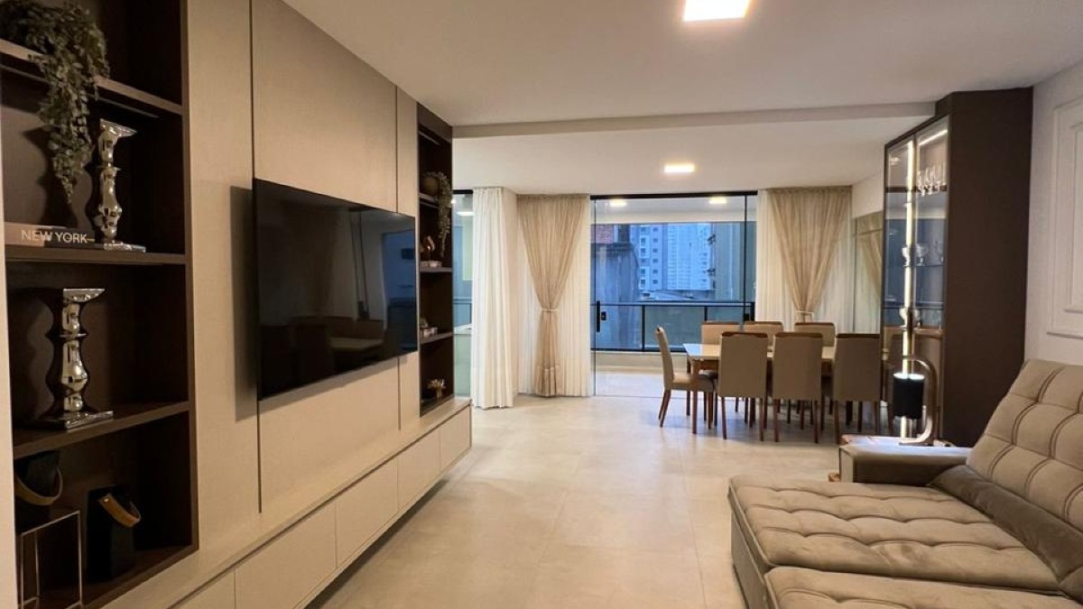 Apartamento com 3 suítes no edifício Porto Vitória na Meia Praia em Itapema