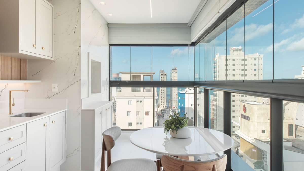 Apartamento com 3 suítes no Le Voyage Residence na Meia Praia de Itapema