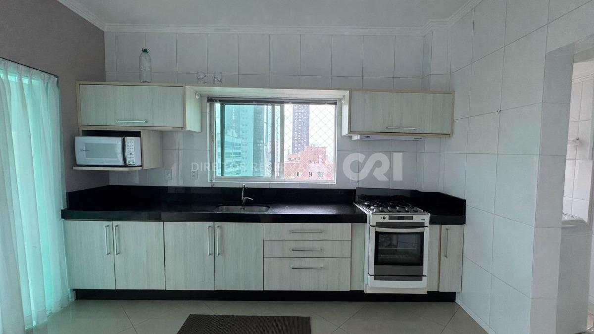 Apartamento no Edifício Residencial Onix com três suítes na Meia Praia em Itapema