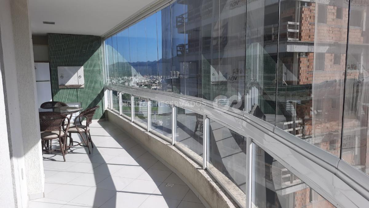 Apartamento no Edifício Residencial Onix com três suítes na Meia Praia em Itapema