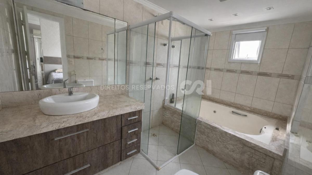 Apartamento no Edifício Residencial Onix com três suítes na Meia Praia em Itapema