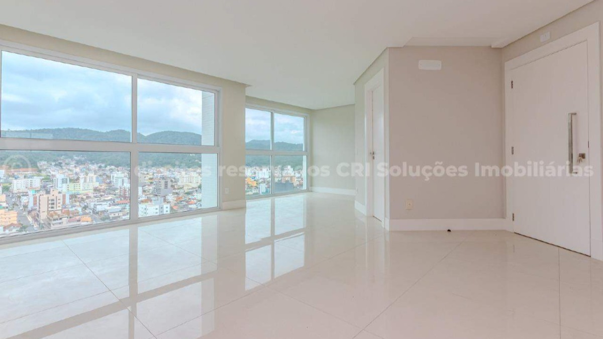 Apartamento a venda no Edifico Falcon Tower no Centro de Balneário Camboriú