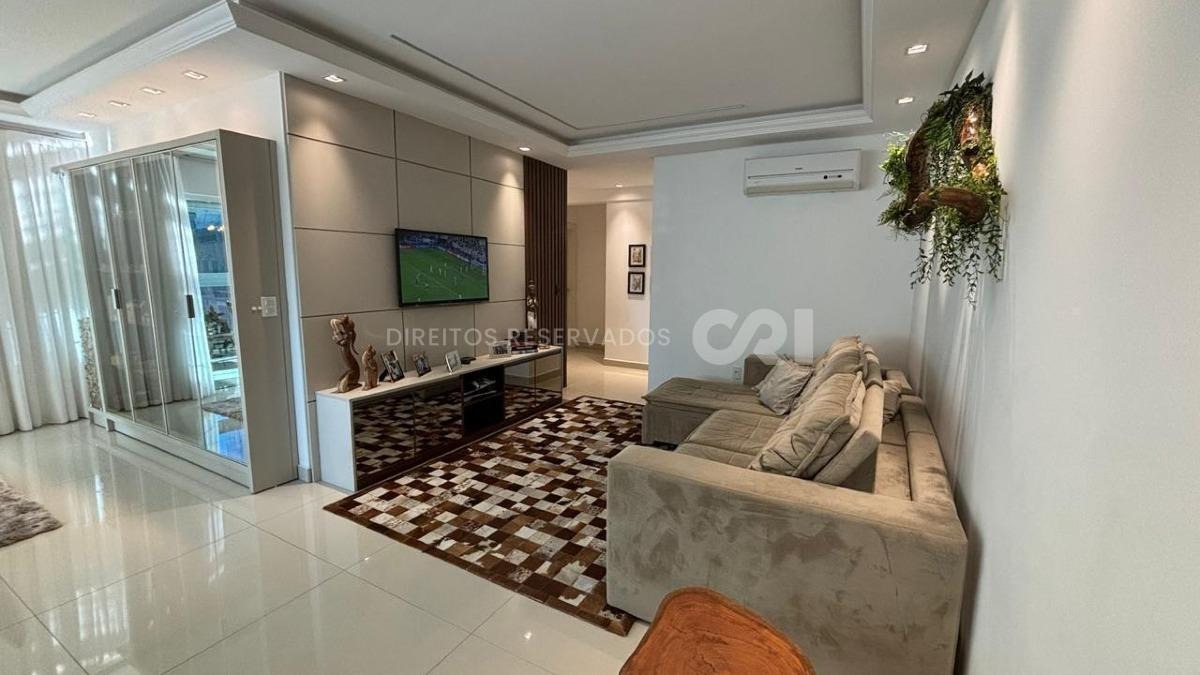 Apartamento com 3 suítes no Edifício Sky Tower na Meia Praia em Itapema