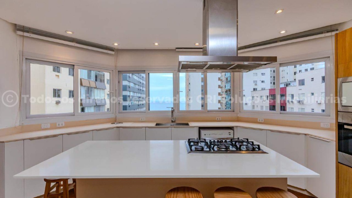 Apartamento com 4 suítes no Edifício Residencial Mariscal no Centro em Balneário Camboriú
