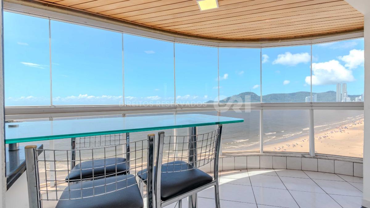 Apartamento com 2 Dormitórios no Marquês de Olinda em Balneário Camboriú no Centro