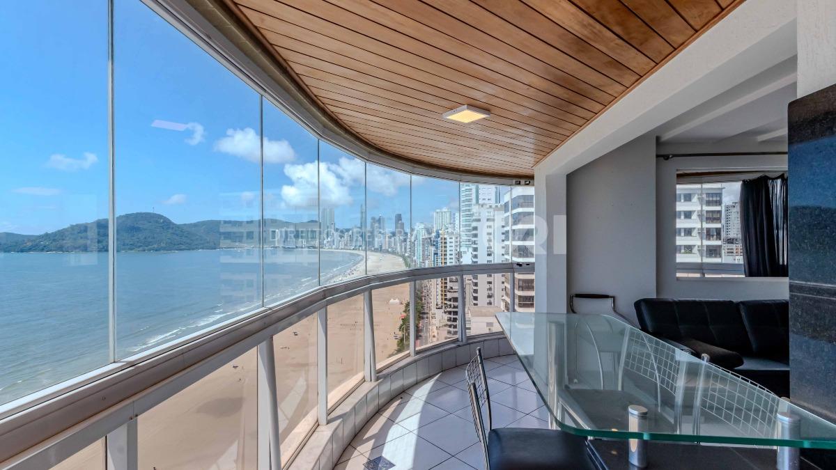 Apartamento com 2 Dormitórios no Marquês de Olinda em Balneário Camboriú no Centro