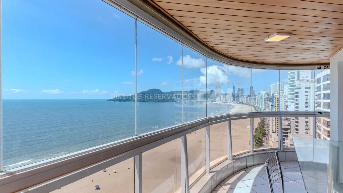 Apartamento com 2 Dormitórios no Marquês de Olinda em Balneário Camboriú no Centro