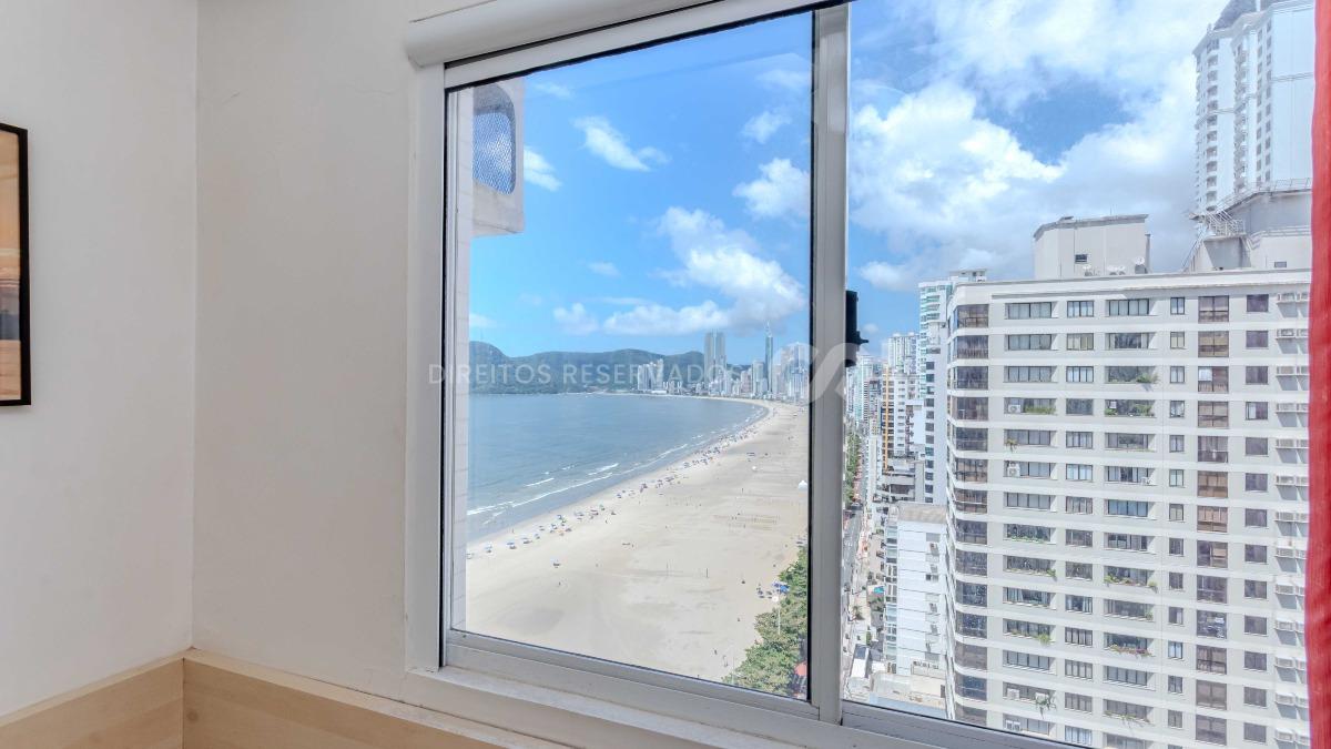 Apartamento com 2 Dormitórios no Marquês de Olinda em Balneário Camboriú no Centro