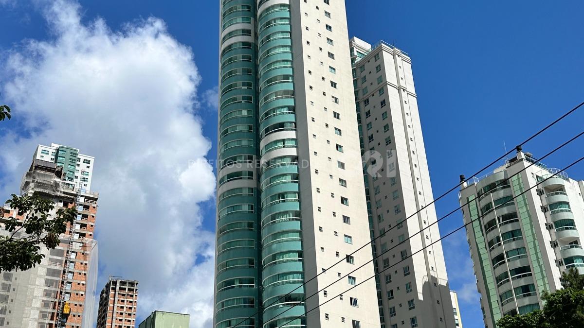 Apartamento com 3 suítes no Edifício Torre de Lyon no Pioneiros em Balneário Camboriú