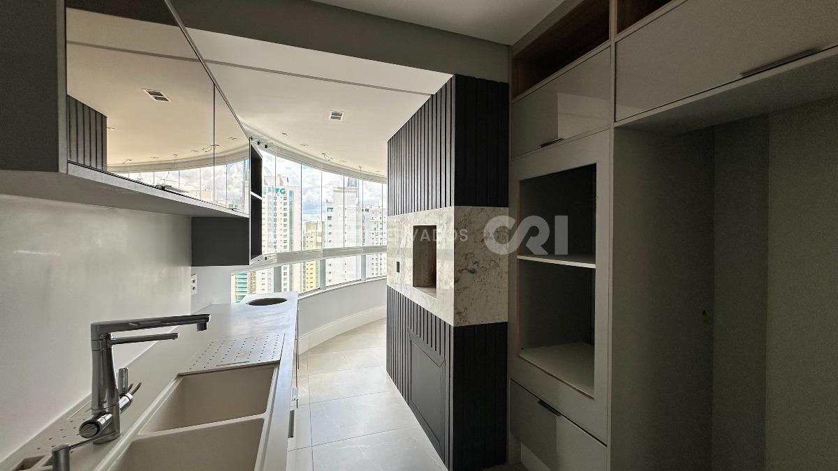 Apartamento com 3 suítes no Edifício Torre de Lyon no Pioneiros em Balneário Camboriú