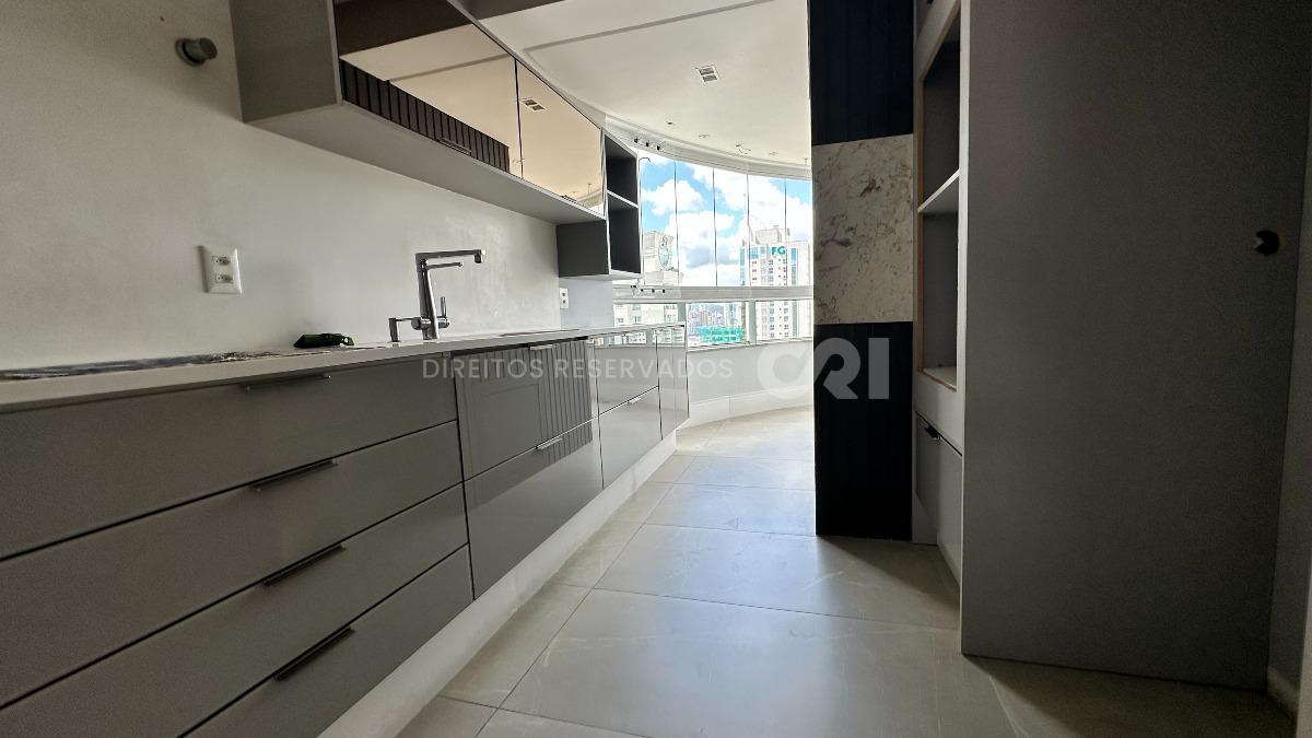 Apartamento com 3 suítes no Edifício Torre de Lyon no Pioneiros em Balneário Camboriú