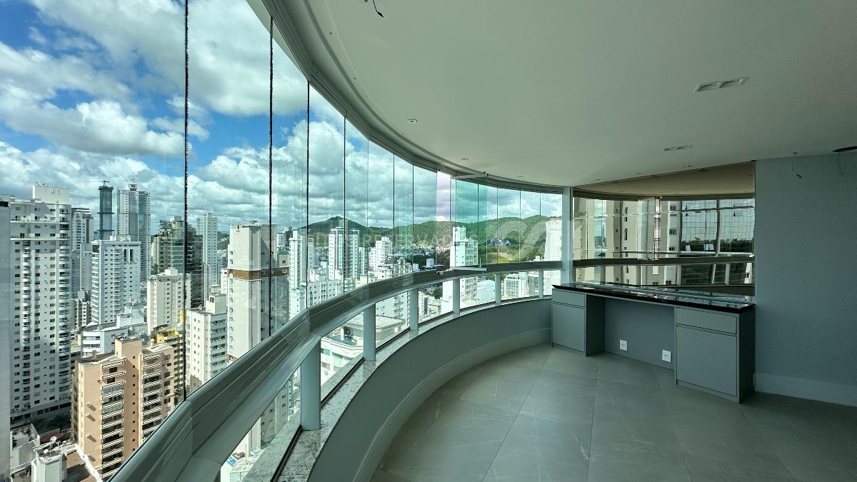 Apartamento com 3 suítes no Edifício Torre de Lyon no Pioneiros em Balneário Camboriú