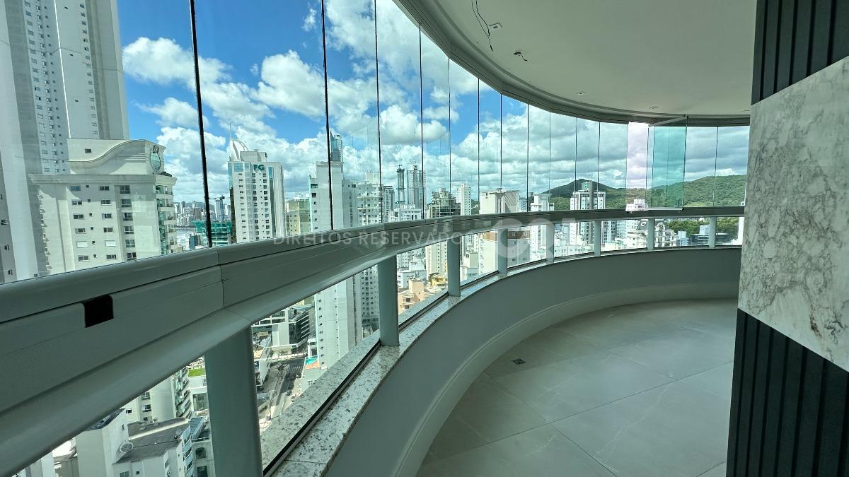 Apartamento com 3 suítes no Edifício Torre de Lyon no Pioneiros em Balneário Camboriú