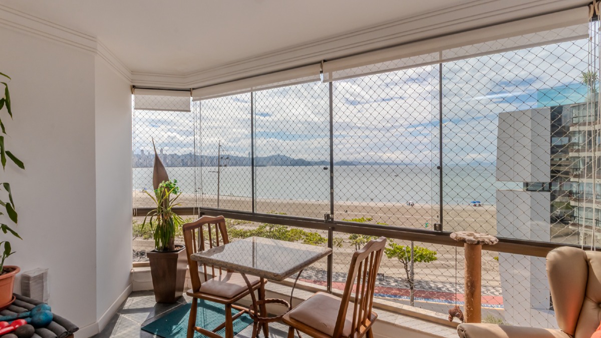 Apartamento mobiliado com 3 quartos no Edifício Ilha de São Sebastião na Barra Sul em Balneário Camboriú