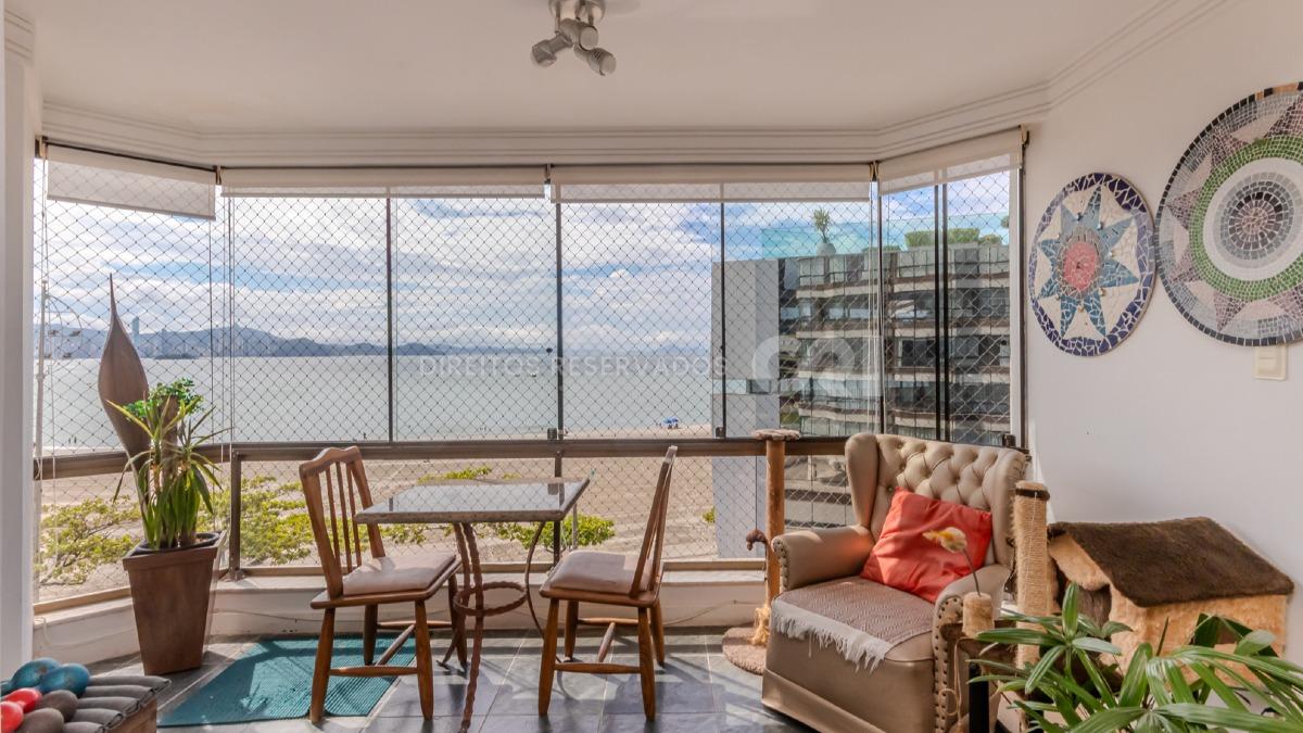 Apartamento mobiliado com 3 quartos no Edifício Ilha de São Sebastião na Barra Sul em Balneário Camboriú