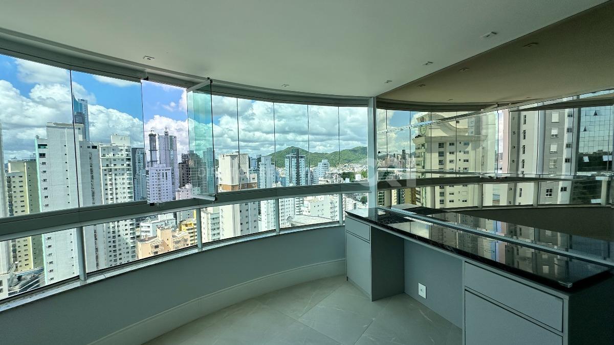 Apartamento com 3 suítes no Edifício Torre de Lyon no Pioneiros em Balneário Camboriú